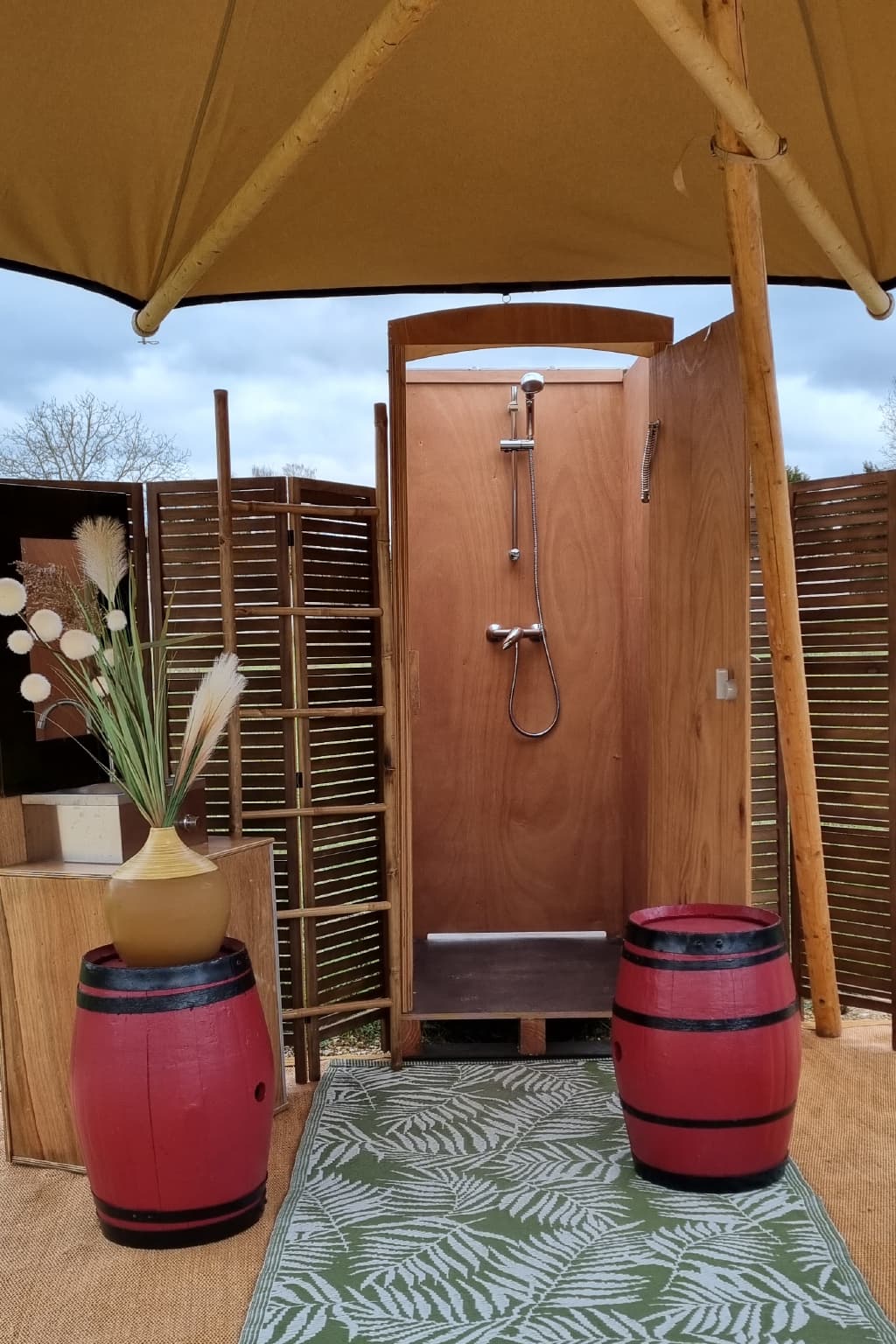 Douche en bois extérieure avec chauffe-eau au gaz